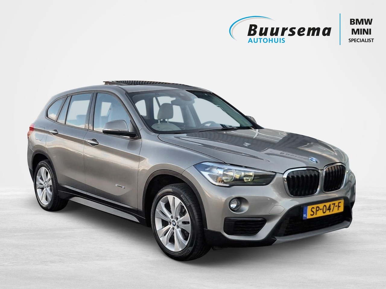 BMW X1 - sDrive 18i Cent High Exe | Vollederen sportinterieur | Panoramadak | Afneembare trekhaak | - AutoWereld.nl