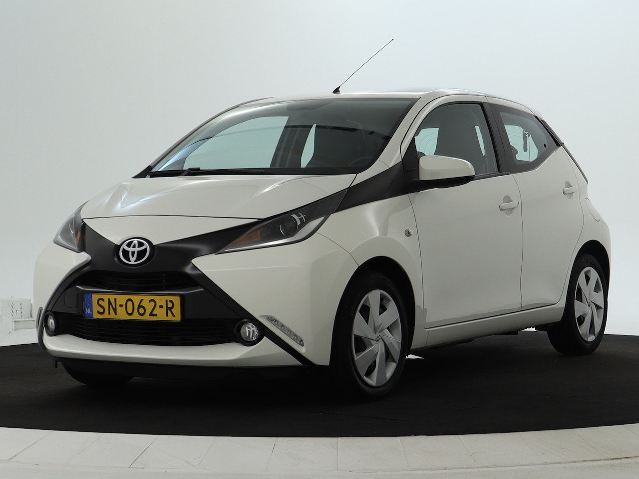 Toyota Aygo - 1.0 VVT-i x-play 1.0 VVT-i x-play - AutoWereld.nl