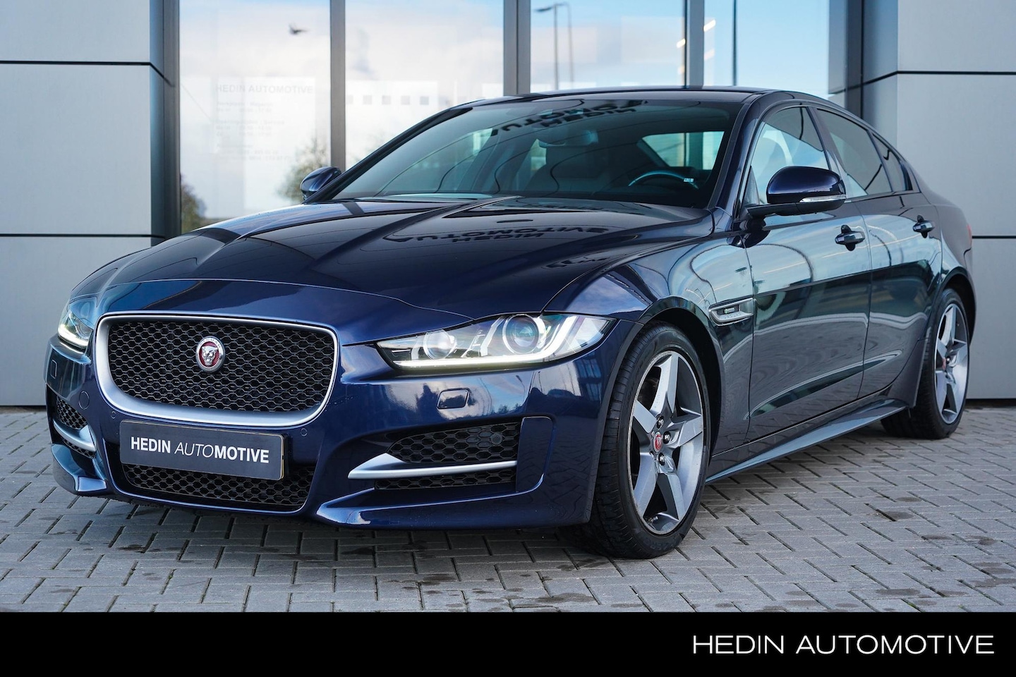Jaguar XE - 2.0 R-Sport | Navigatie | Camera | Stoelverwarming | - AutoWereld.nl