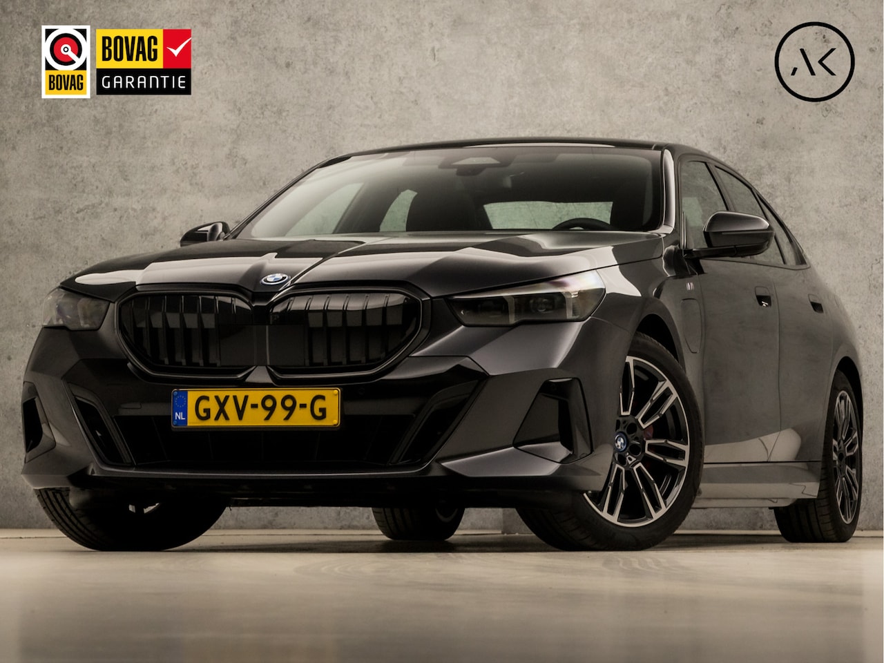 BMW 5-serie - 530e M Sport 300Pk Automaat (SCHUIFDAK, M PAKKET, LUCHTVERING, HEAD-UP DISPLAY, COMFORTSTO - AutoWereld.nl