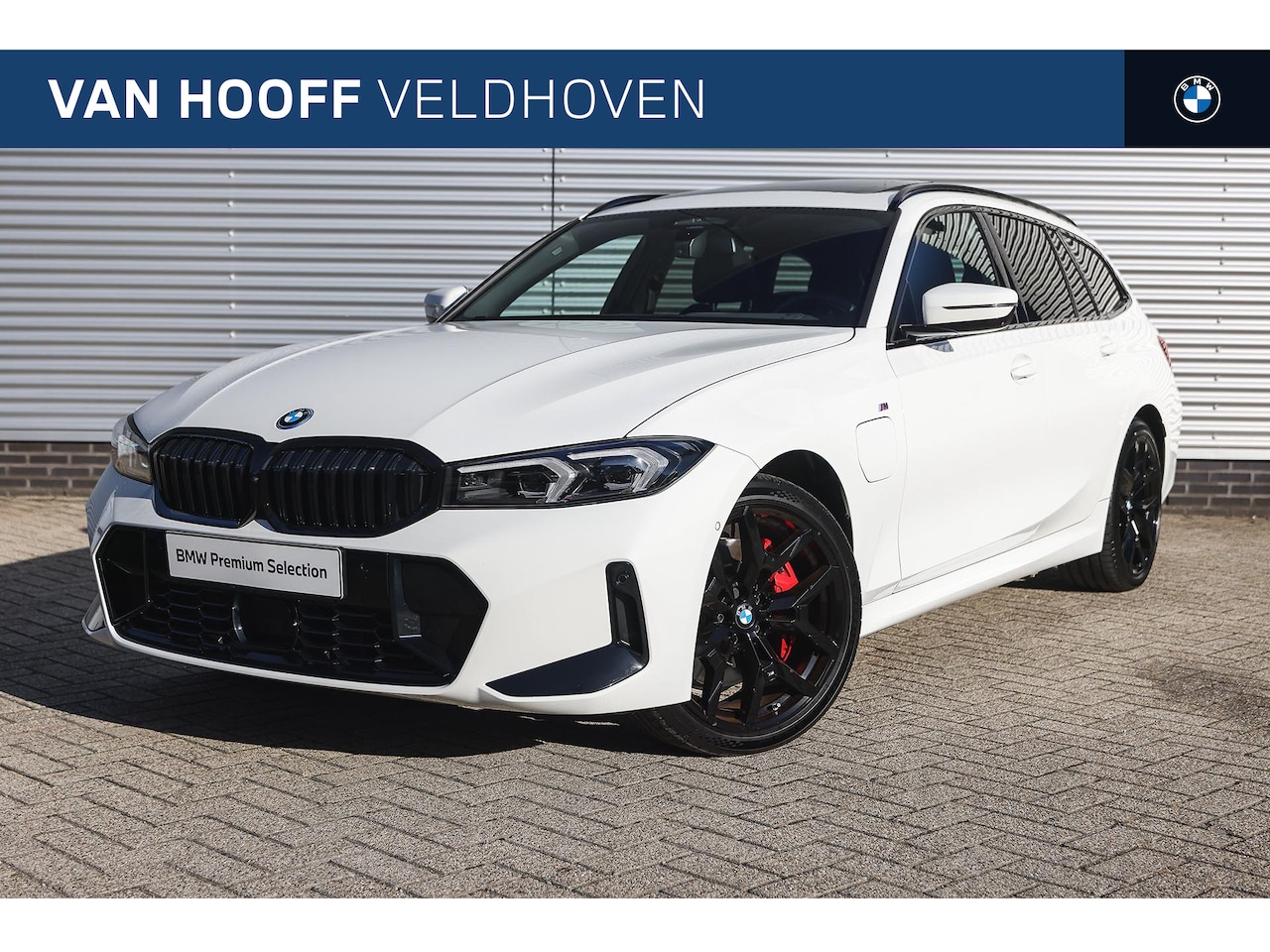 BMW 3-serie Touring - 330e High Executive M Sport Automaat / Panoramadak / Trekhaak / Sportstoelen / M Adaptief - AutoWereld.nl