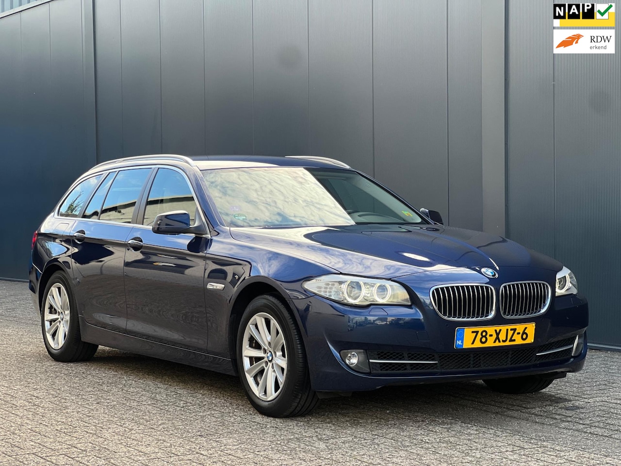 BMW 5-serie Touring - 520i Leder|Navi|StoelVW|Trekhaak|Boekjes! - AutoWereld.nl