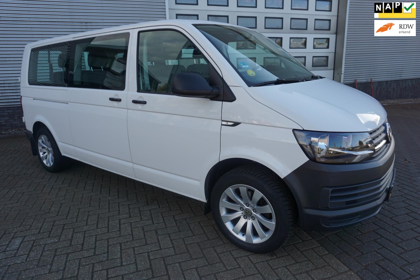 Volkswagen Transporter Kombi - 2.0 TDI L2H1 Caravelle Automaat 9P €19950 ex ex DEALER ONDERHOUDEN - AutoWereld.nl