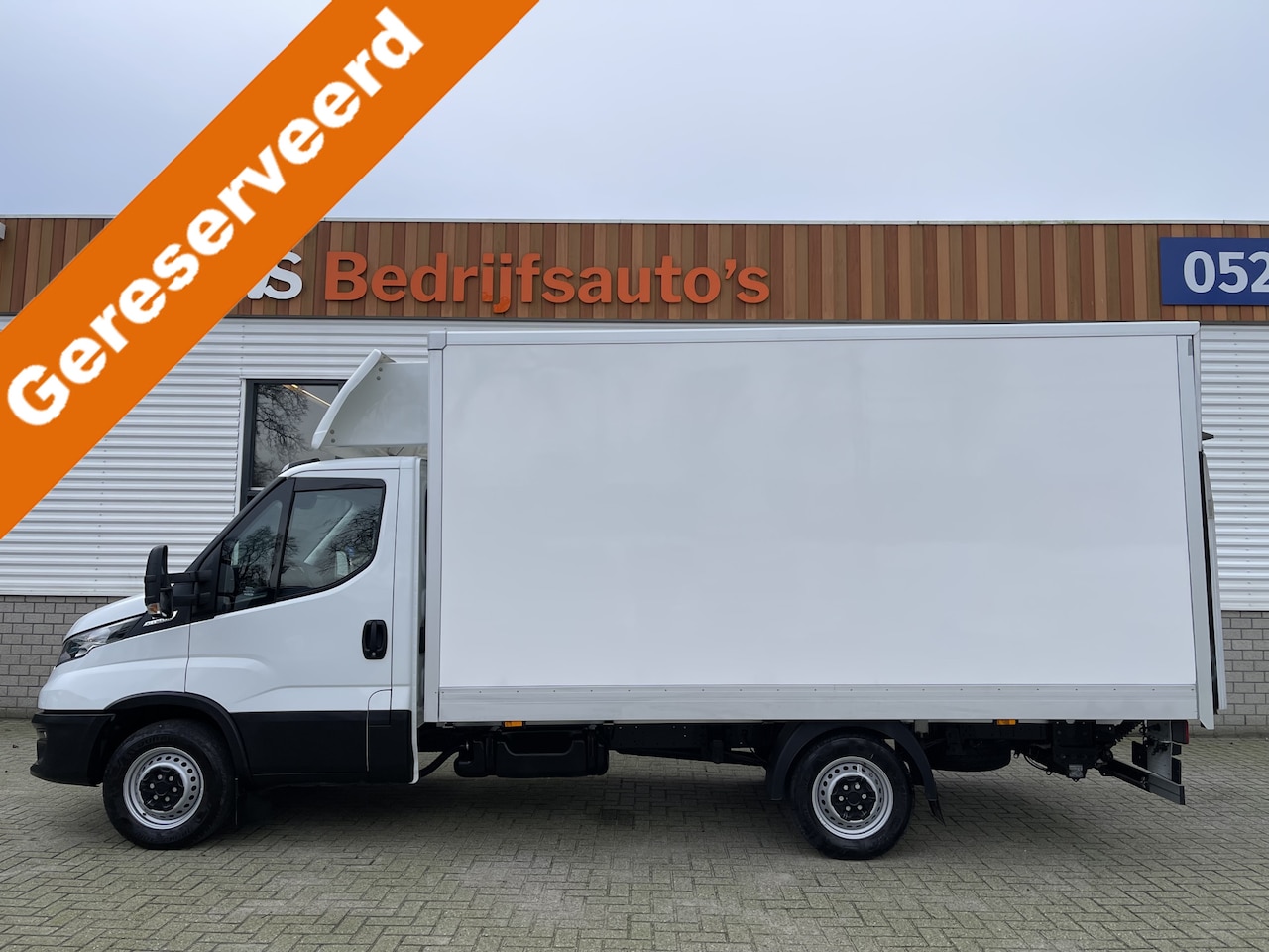 Iveco Daily - 35S14 2.3 Himatic automaat / bakwagen met laadklep / lease vanaf € 554 / rijklaar € 30.950 - AutoWereld.nl