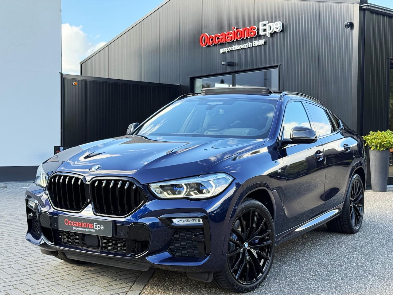 BMW X6 - M50i Individual Shadowline Tansanitblau Carbon - AutoWereld.nl