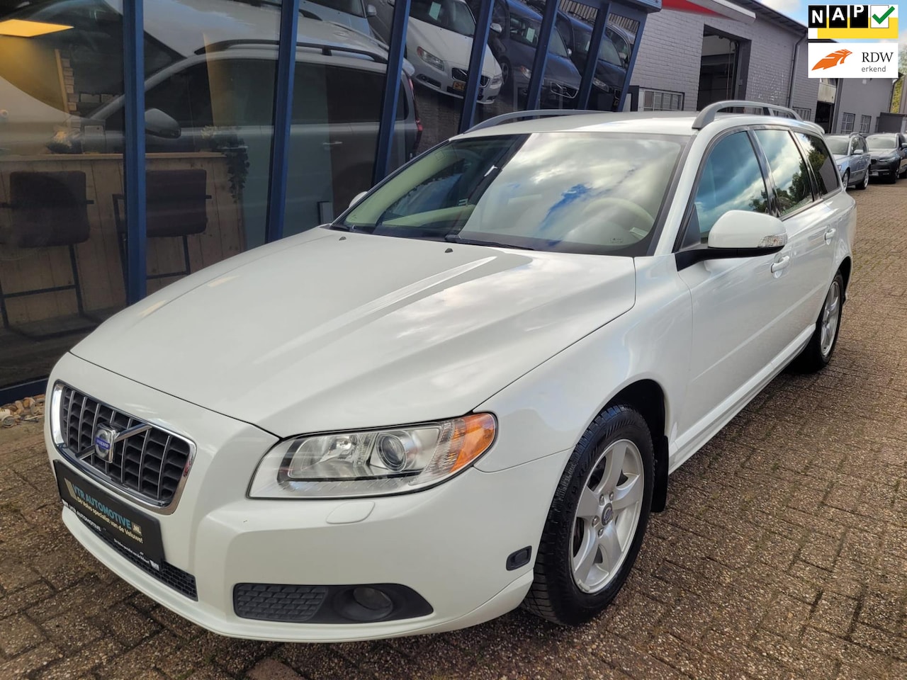Volvo V70 - 2.5FT Momentum Automaat H.LEER / XENON / TREKHAAK - AutoWereld.nl