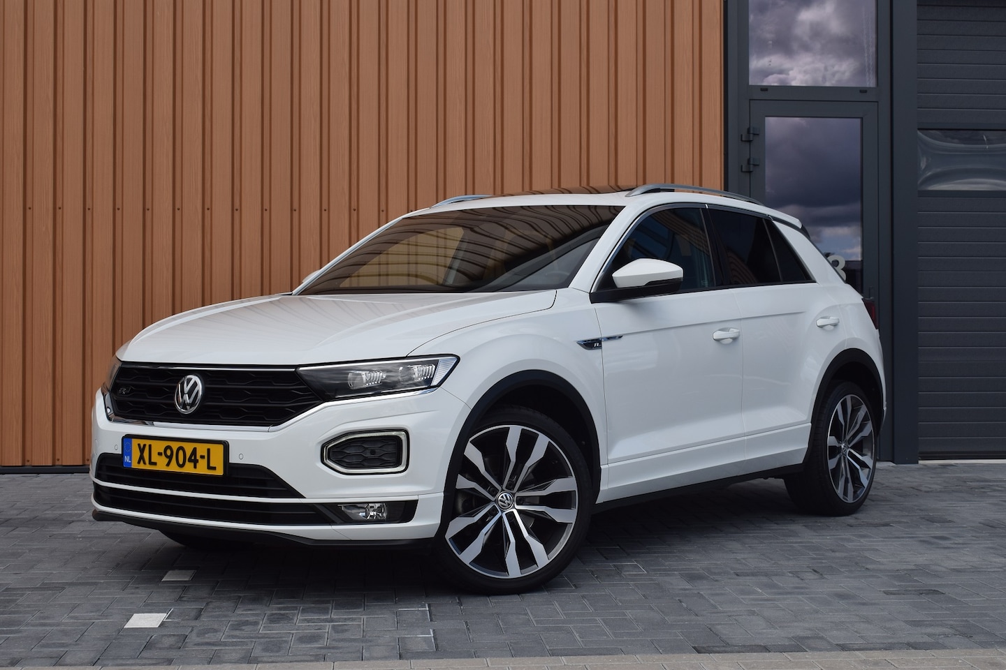 Volkswagen T-Roc - 1.5 TSI 150pk DSG R-line Pano | Trekhaak - AutoWereld.nl