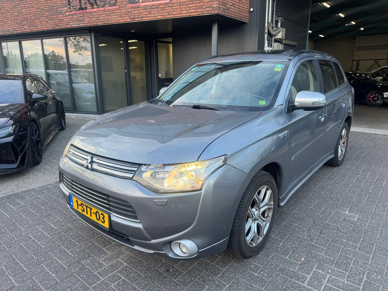 Mitsubishi Outlander - 2.0 PHEV Instyle XENON Schuifdak Leder compleet onderhouden NAP - AutoWereld.nl