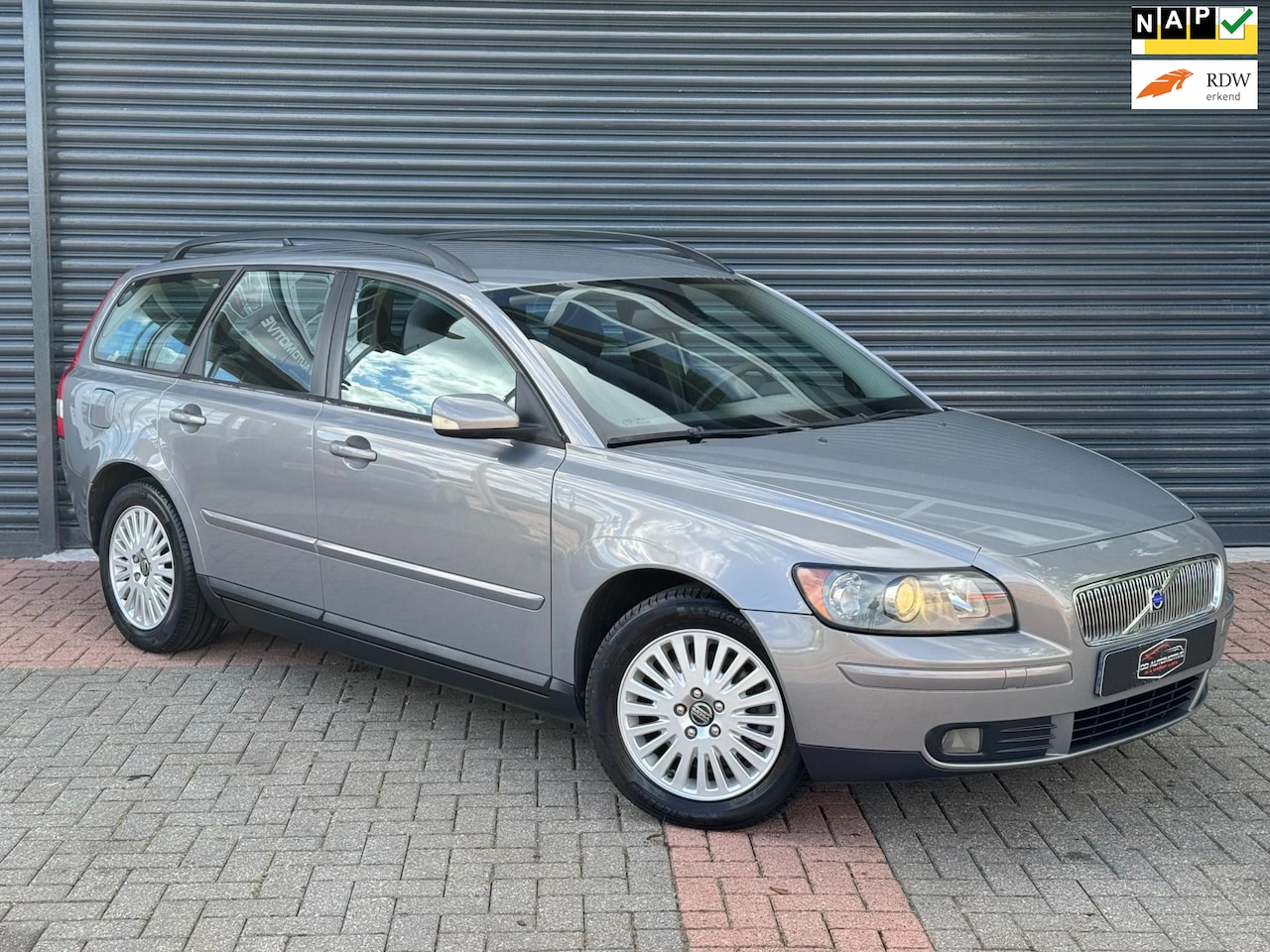 Volvo V50 - 2.4 Momentum Cruise | Climate control | Elektr pakket - AutoWereld.nl