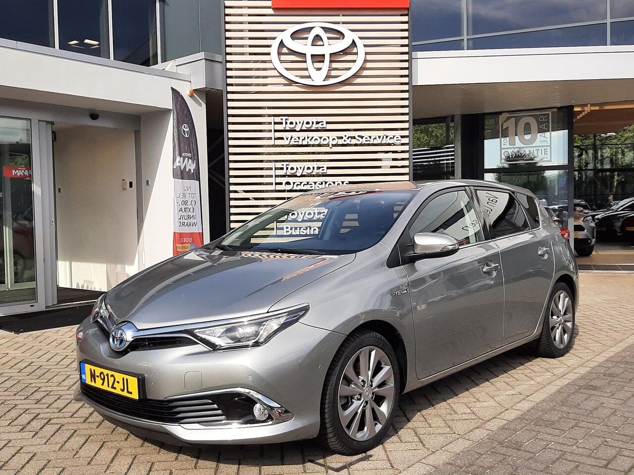 Toyota Auris - 1.8 Hybrid Dynamic TREKHAAK ALL-SEASON NAVI STOELVERW BLUETOOTH CRUISE DAB 17"LMV - AutoWereld.nl