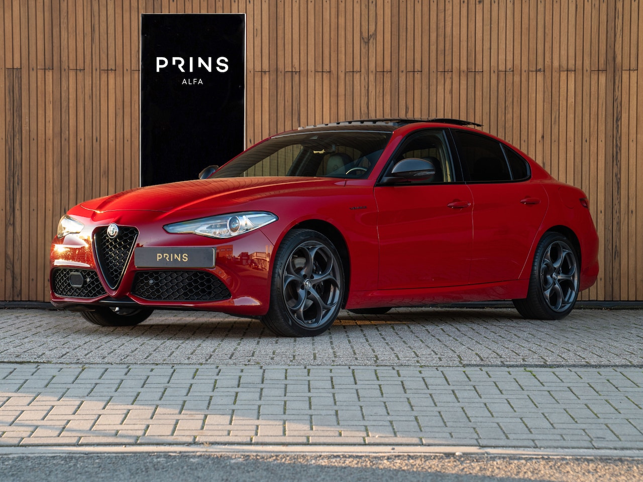 Alfa Romeo Giulia - 2.0T 280pk Veloce AWD | Pano-dak | 19 inch | Harman/Kardon | Achterbank verwarming | Adapt - AutoWereld.nl