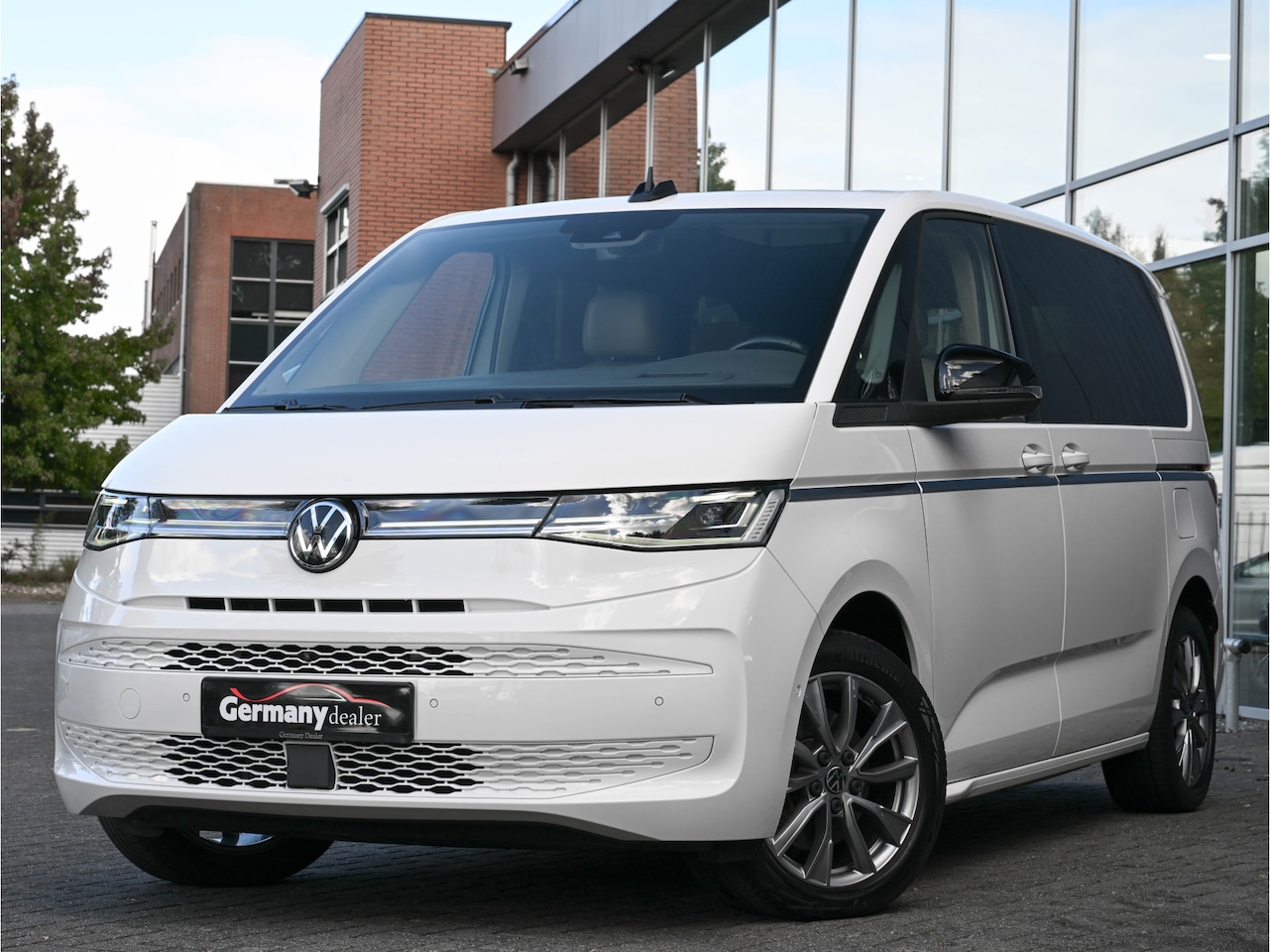 Volkswagen Multivan - 1.4 eHybrid 218pk 7-Pers. Style Pano's Leder M-Led H&K Camera Audio El.deuren+Zetels Stand - AutoWereld.nl