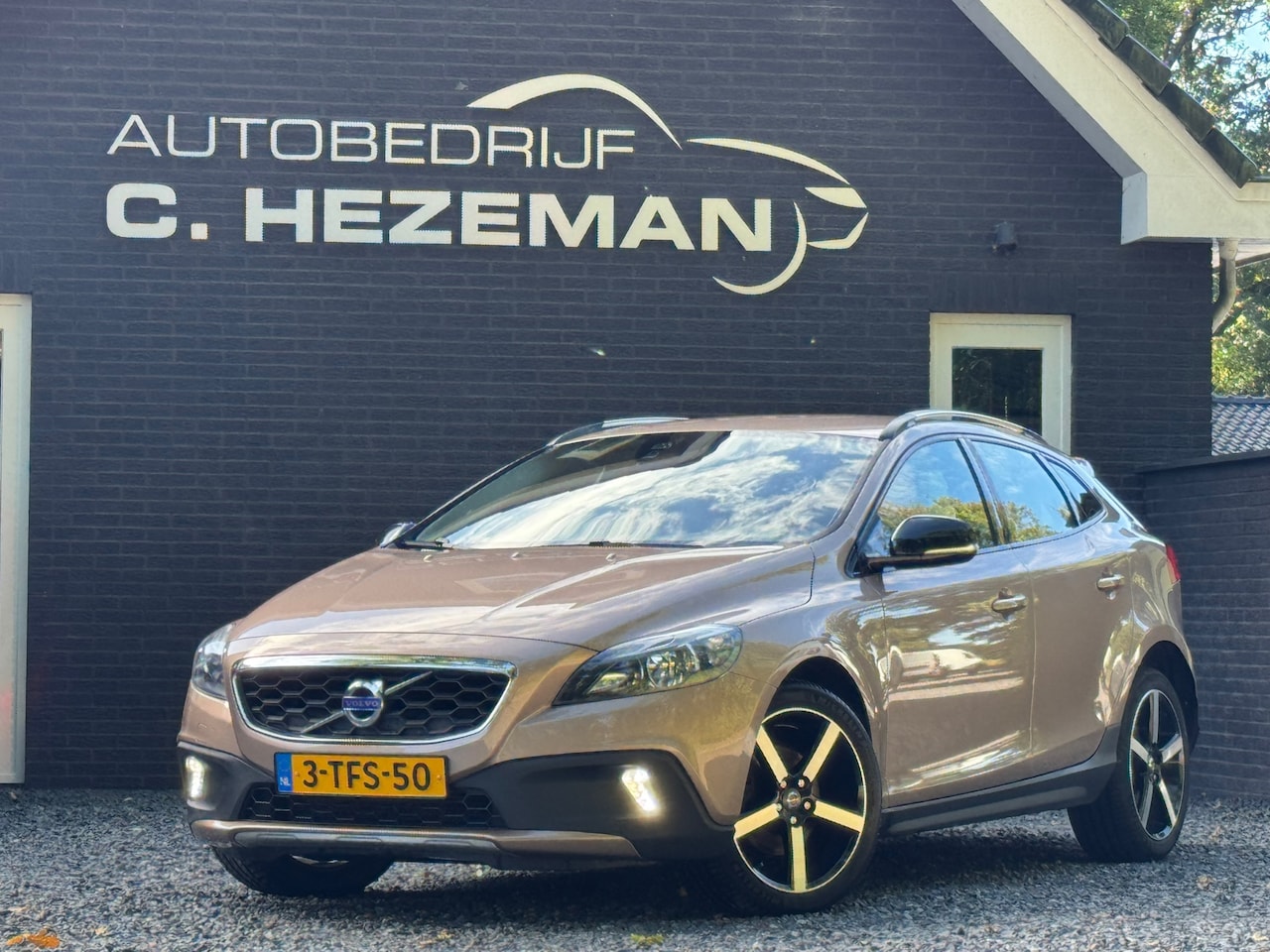 Volvo V40 Cross Country - 1.6 T4 Momentum VOLVO DEALER OH Navigatie LED NIEUWSTAAT Cruise Control - AutoWereld.nl