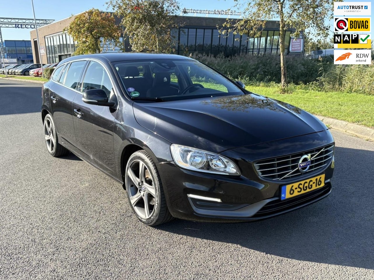Volvo V60 - 1.6 T3 Momentum 1.6 T3 Momentum, Aut, Trekhaak, Navi, Pdc, Lmv, Cruise, Bluetooth, Geen import, Nap, Volle - AutoWereld.nl