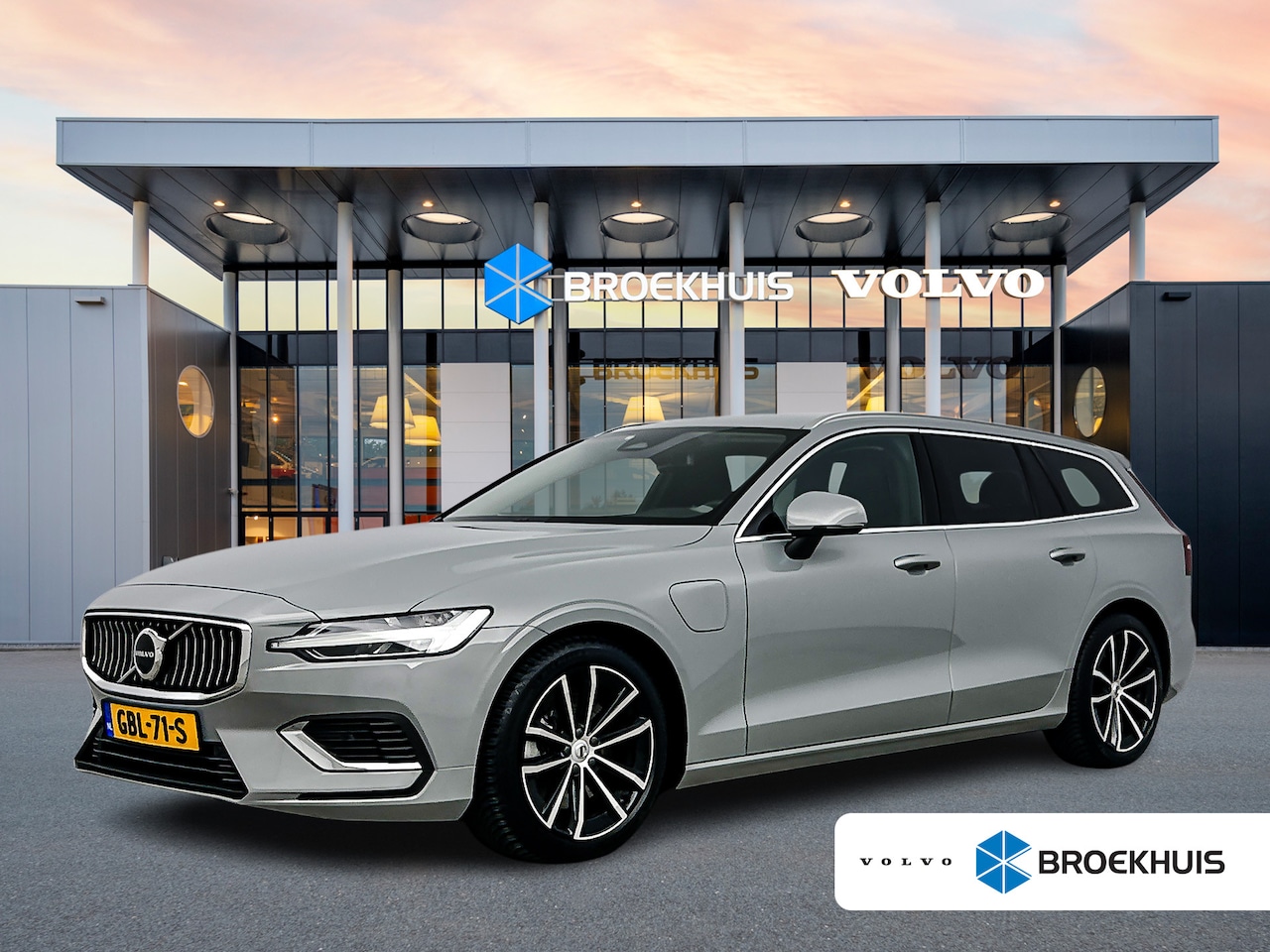 Volvo V60 - T6 Recharge Essential | 18" | Trekhaak | Stoel/stuurverwarming | Getint glas | Parkeerverw - AutoWereld.nl
