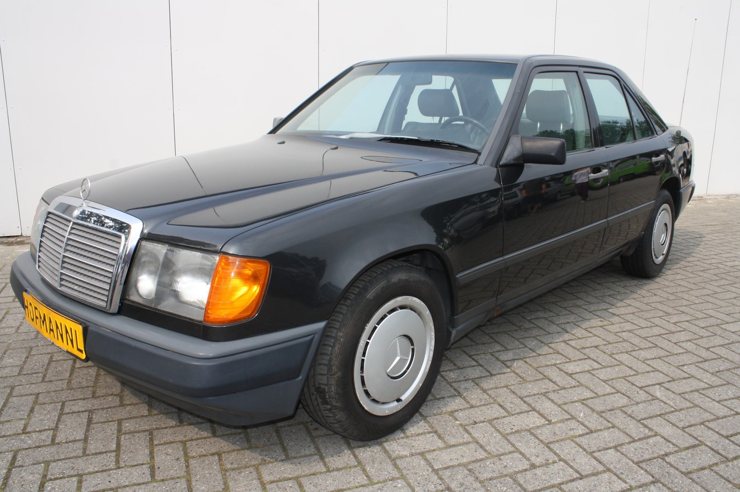 MERCEDES-BENZ 230 E