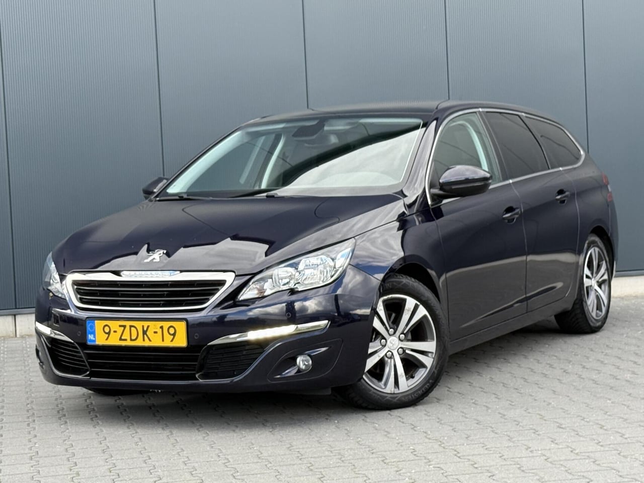 Peugeot 308 SW - 1.6 BlueHDI Limited Panoramadak - Navi - Led - Trekhaak - AutoWereld.nl