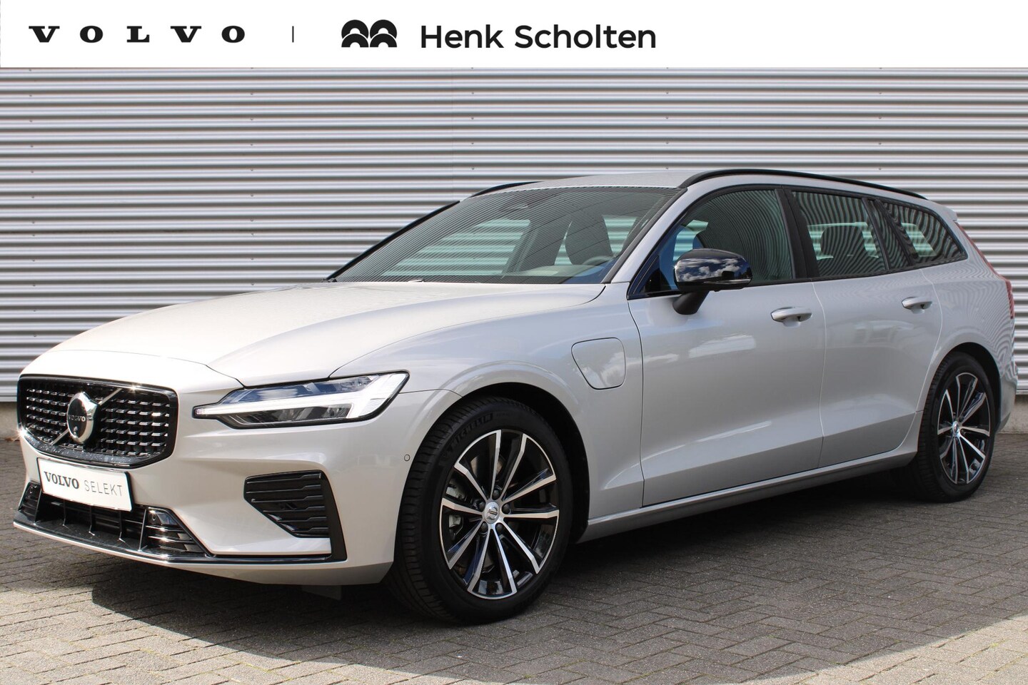 Volvo V60 - T6 Automaat Plug-in hybrid AWD Plus Dark |Rondomzicht Camera| Semi Electrische trekhaak| E - AutoWereld.nl