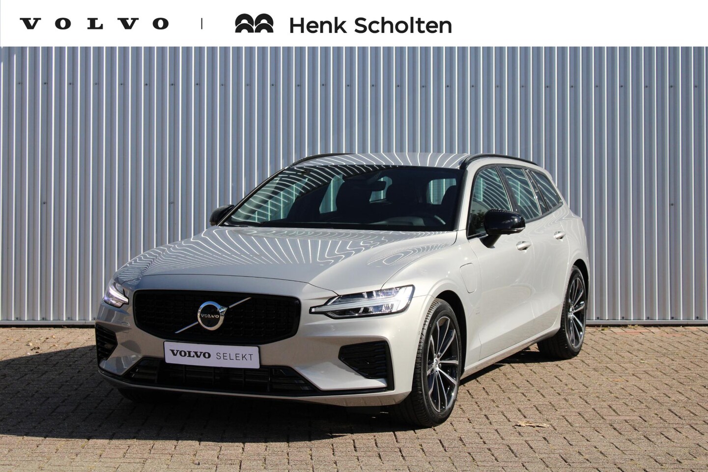 Volvo V60 - 2.0 T6 Plug-in hybrid AWD Plus Dark | 360graden rondomzicht camera| Semi elektrische trekh - AutoWereld.nl