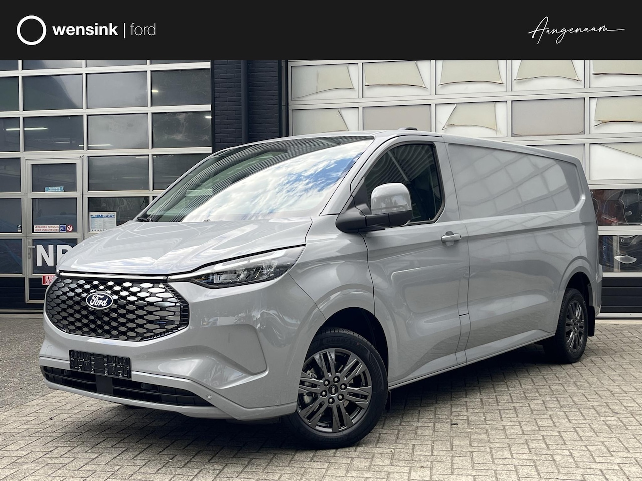 Ford Transit Custom - E-Transit 340 L2H1 Limited 65 kWh 218pk! Inklapbare Trekhaak + 2300kg Trekgewicht, 329KM W - AutoWereld.nl