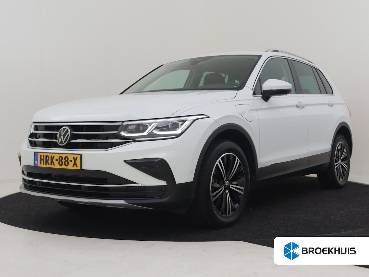 Volkswagen Tiguan - 1.4 TSI eHybrid R-Line Business+ 245pk Dodehoekdetectie | Park assist | Camera achter | Ma - AutoWereld.nl