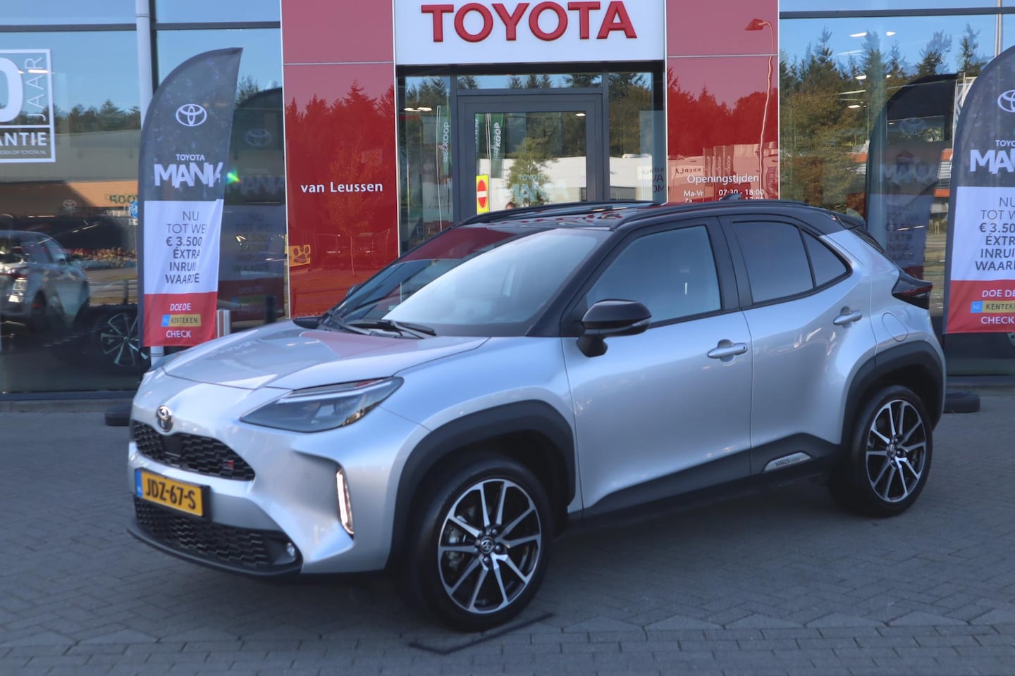 Toyota Yaris Cross - 1.5 HYBRID 130 GR-SPORT STOEL/STUUR/VOORRUITVERW. NAVI EL-ACHTERKLEP DODEHOEK KEYLESS APPL - AutoWereld.nl
