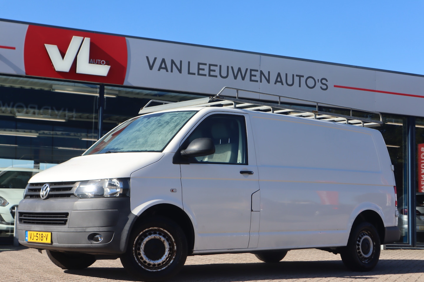 Volkswagen Transporter - 2.0 TDI L2H1 BM DC Budgetline | Airco | Cruise | Trekhaak - AutoWereld.nl