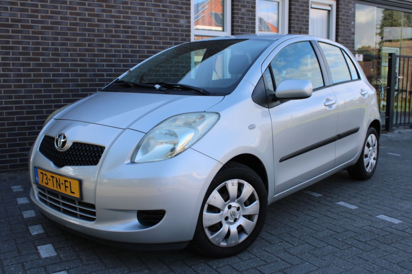Toyota Yaris - 1.3 VVTi Sol-5 drs-lage km stand-Nieuwe APK - AutoWereld.nl