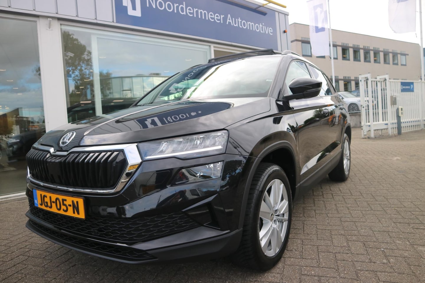 Skoda Karoq - 1.5 TSI ACT Sportline Business / panoramadak / carplay / camera /navigatie / keyless - AutoWereld.nl