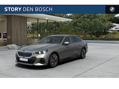BMW 5-serie - 520i M Sport Automaat / Panoramadak / Trekhaak / Stoelventilatie / Bowers & Wilkins / Comf