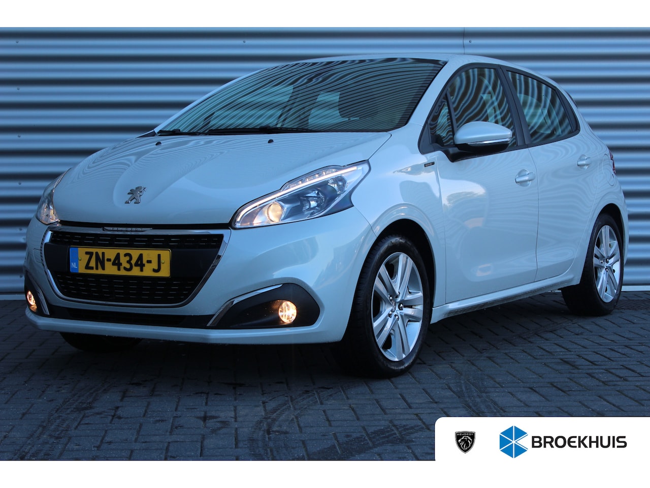 Peugeot 208 - 1.2 PURETECH 110PK SIGNATURE / NAVI / AIRCO / LED / PDC / TREKHAAK / PARELMOER / BLUETOOTH - AutoWereld.nl