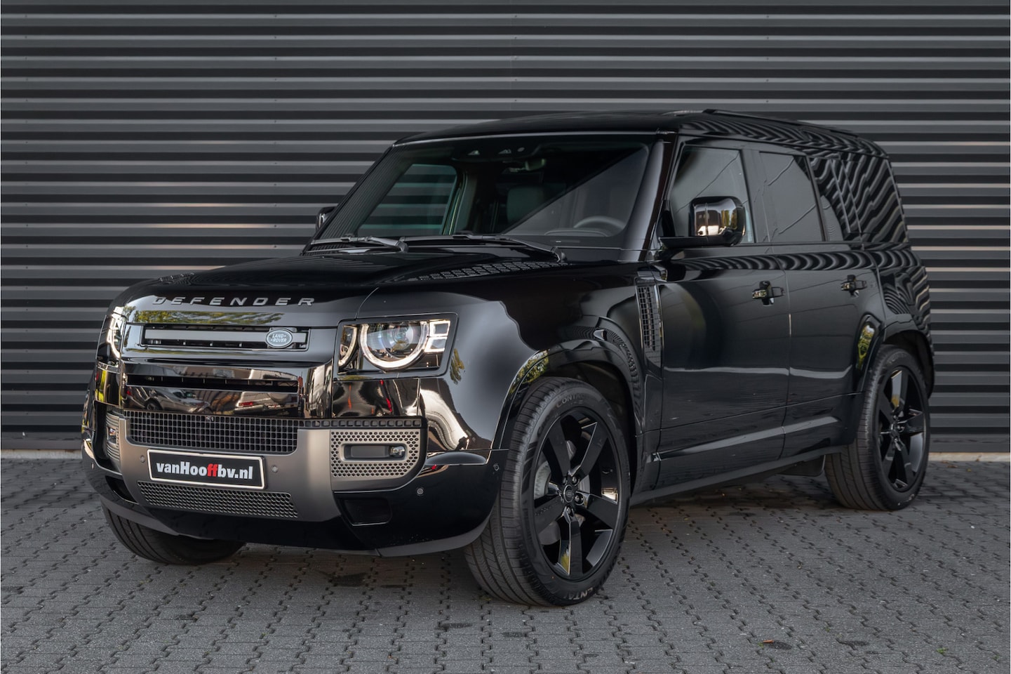 Land Rover Defender 110 - P300e 110 X-Dynamic SE 22'' Black-Pano-Cold Climate - AutoWereld.nl