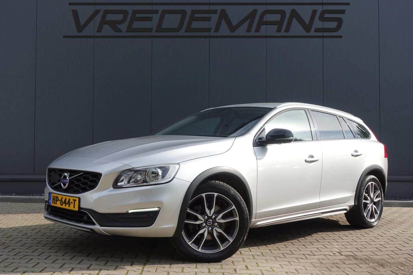 Volvo V60 Cross Country - 2.0 D3 Momentum Business 2.0 D3 Momentum Business - AutoWereld.nl