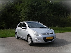 Hyundai i20 - 1.2i i-Motion . Airco . Elec ramen en spiegels . Trekhaak . parrot . enz