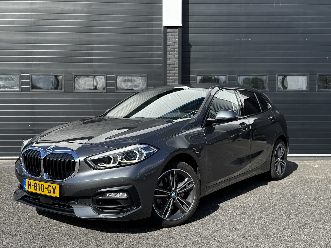 BMW 1-serie - 118i High Executive Automaat | A/C Climate | App. Carplay | Cruise | €18.499,- incl. BTW. - AutoWereld.nl