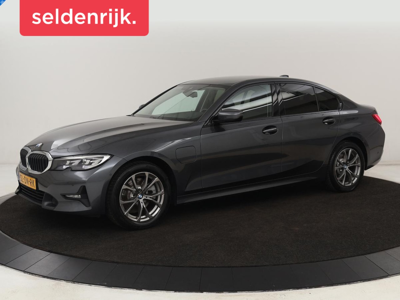 BMW 3-serie - 320e Sport Line | Leder | Stoelverwarming | Camera | Sportstoelen | Live Cockpit | Carplay - AutoWereld.nl