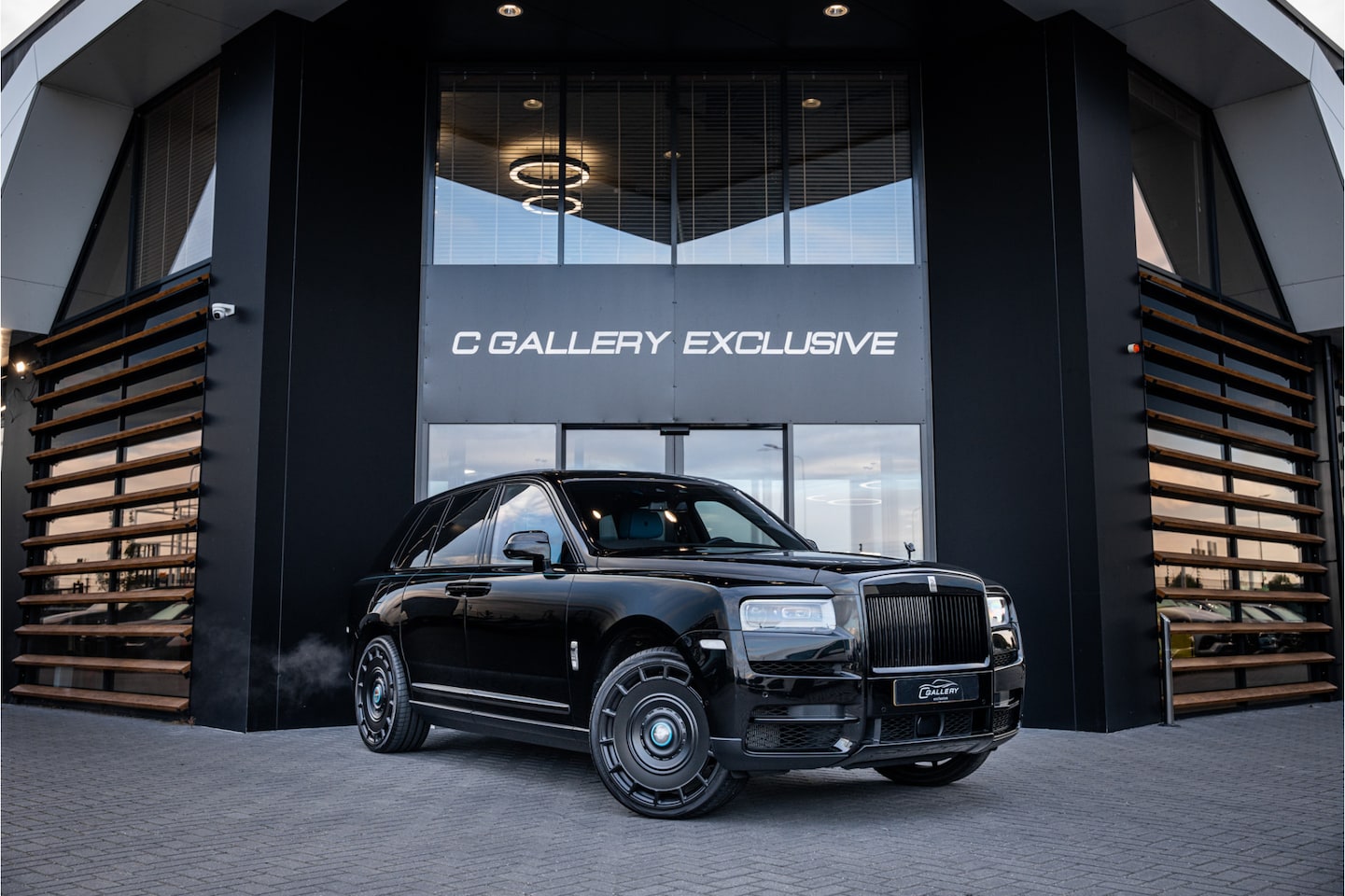Rolls-Royce Cullinan - 6.75 V12 - Mansory | Black Badge | Sterrenhemel - AutoWereld.nl