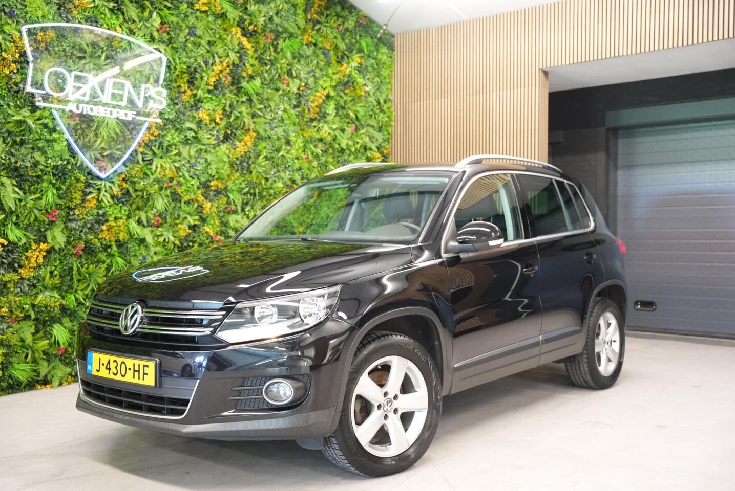 Volkswagen Tiguan - 1.4 TSI Sport&Style / Pano / Trekhaak / PDC / Navigatie - AutoWereld.nl