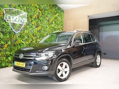 Volkswagen Tiguan - 1.4 TSI Sport&Style / Pano / Trekhaak / PDC / Navigatie