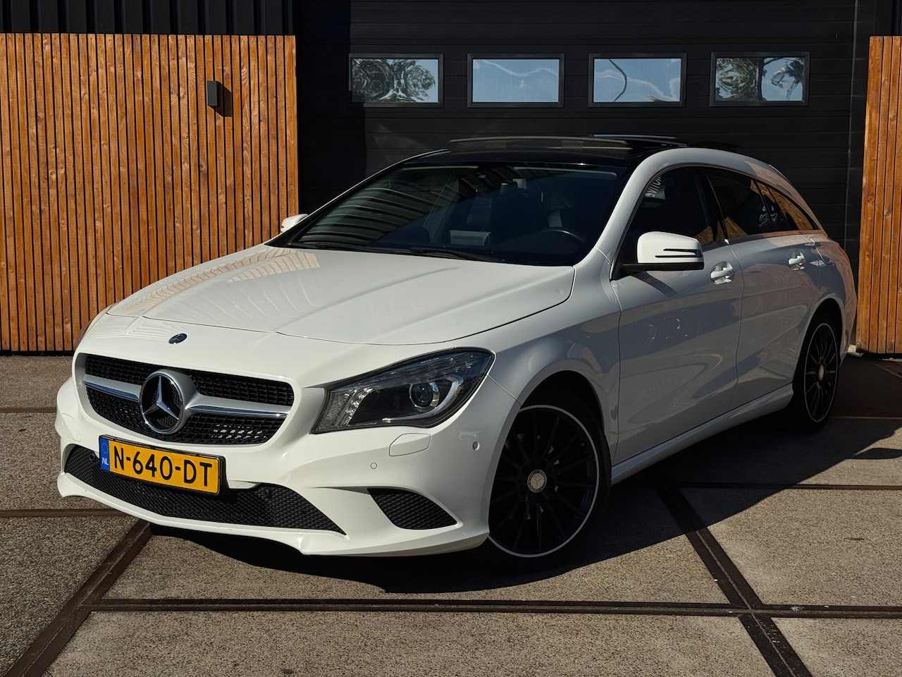 Mercedes-Benz CLA-klasse Shooting Brake - 180 Prestige Pano Cruise Clima Stoelverwarming - AutoWereld.nl