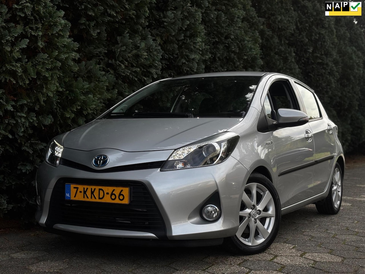 Toyota Yaris - 1.5 Full Hybrid Dynamic | Navi | Trekhaak - AutoWereld.nl