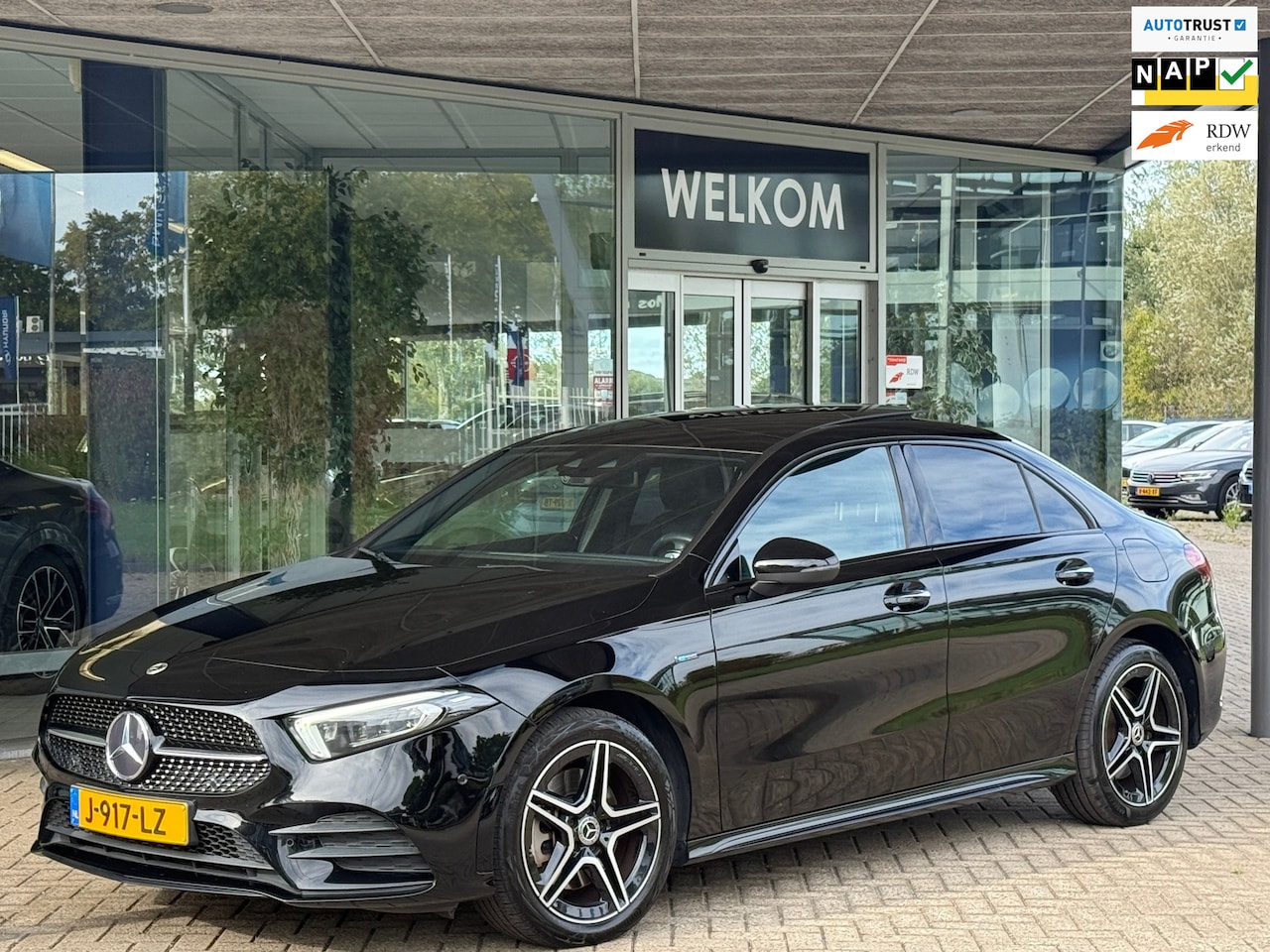 Mercedes-Benz A-klasse - 250 e AMG Night Pano|Memory|Sfeer|Dealer Onderhouden - AutoWereld.nl