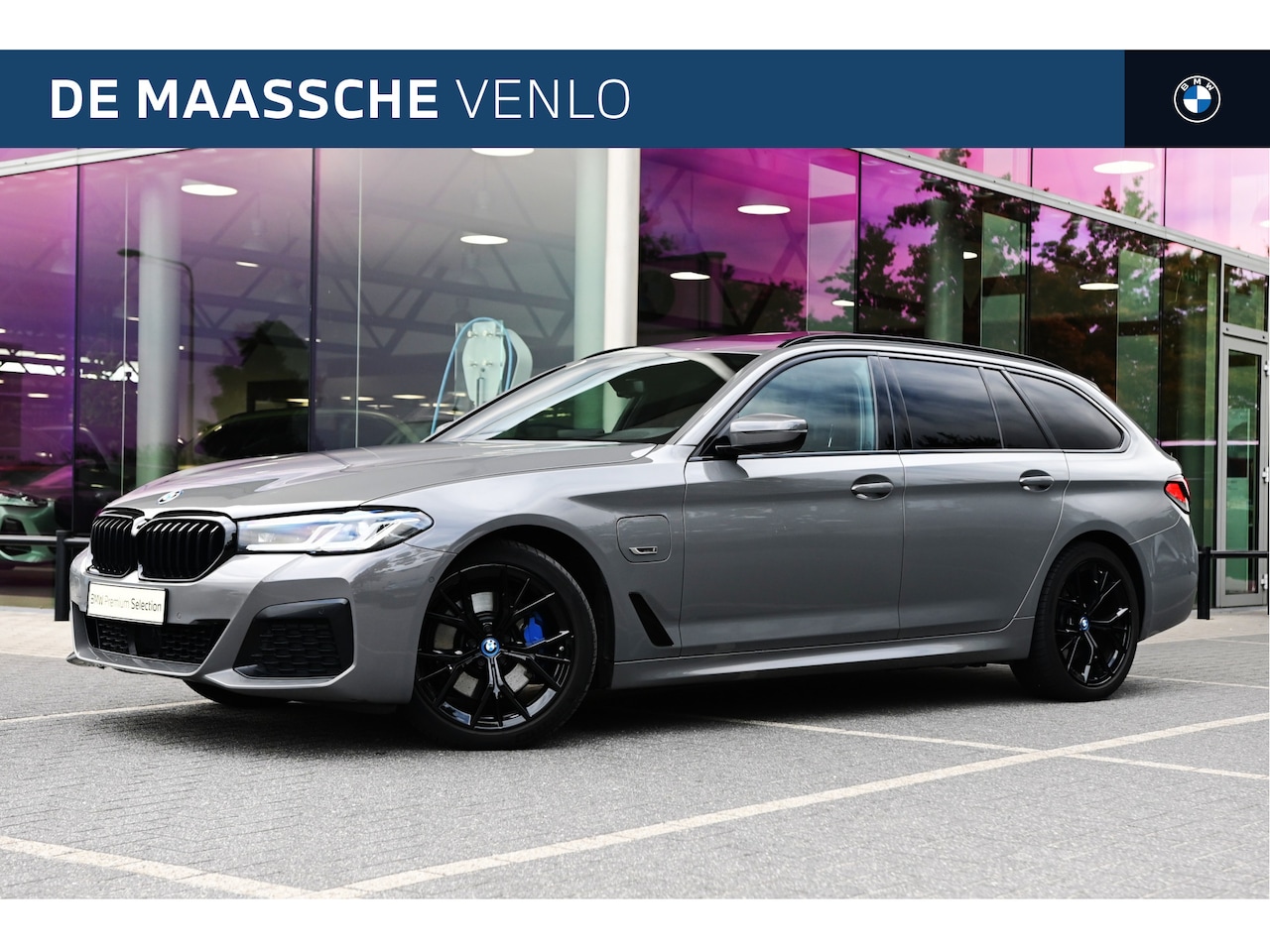 BMW 5-serie Touring - 530e xDrive High Executive M Sport Automaat / Panoramadak / Trekhaak / Laserlight / Achter - AutoWereld.nl