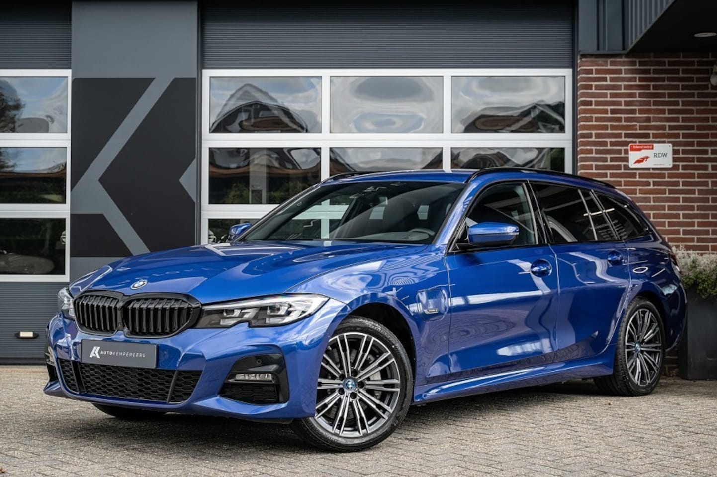 BMW 3-serie Touring - 330e xDrive M Sport | Shadow | Cruise | Stuurverwarming | Elek. stoelbediening | Ambiente - AutoWereld.nl