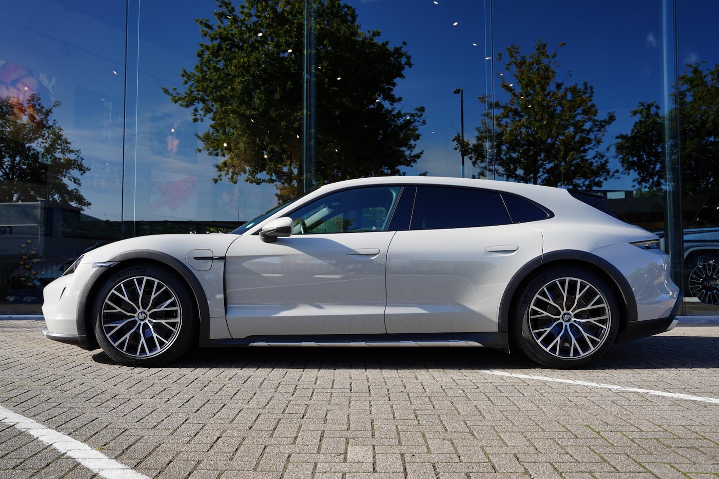 Porsche Taycan Cross Turismo - 4 93 kWh GERESERVEERD - AutoWereld.nl
