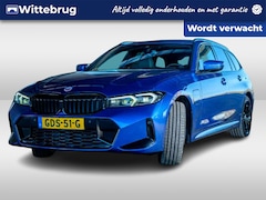 BMW 3-serie Touring - 330e xDrive / Navigatie / Camera / Parkeersensoren V+A / Head up / Leder-alcantara / Carpl