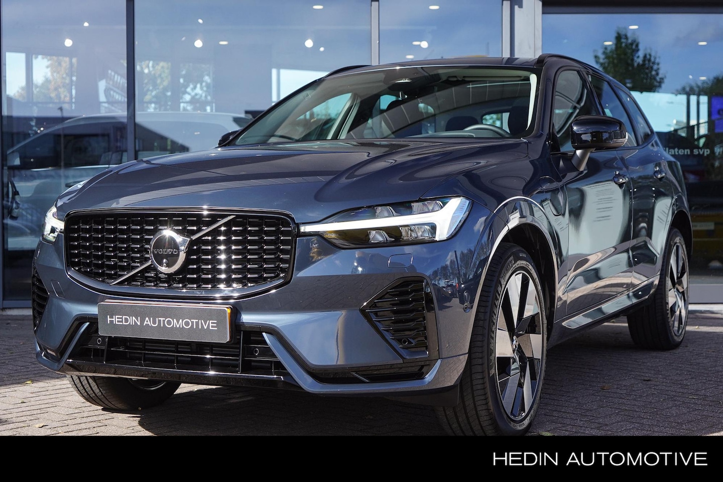 Volvo XC60 - 2.0 T6 Plug-in hybrid AWD Ultra Dark | 2250 kg Trekgewicht |Trekhaak | Glazen Schuifdak | - AutoWereld.nl