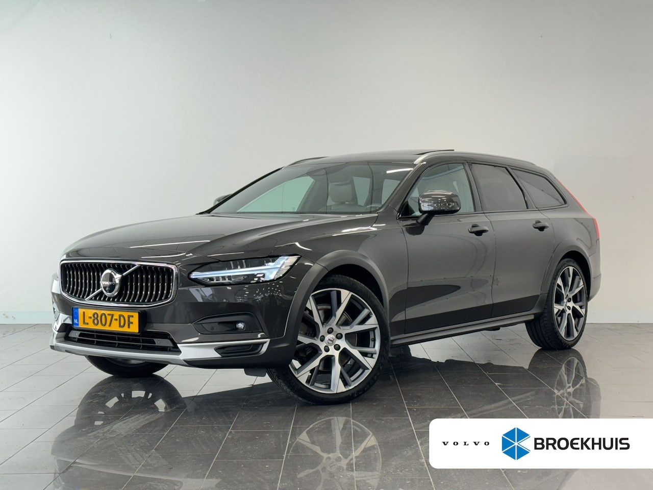 Volvo V90 Cross Country - B5 AWD Pro | Achterbank verwarmd | Alarm klasse 3 | Audio installatie premium - AutoWereld.nl