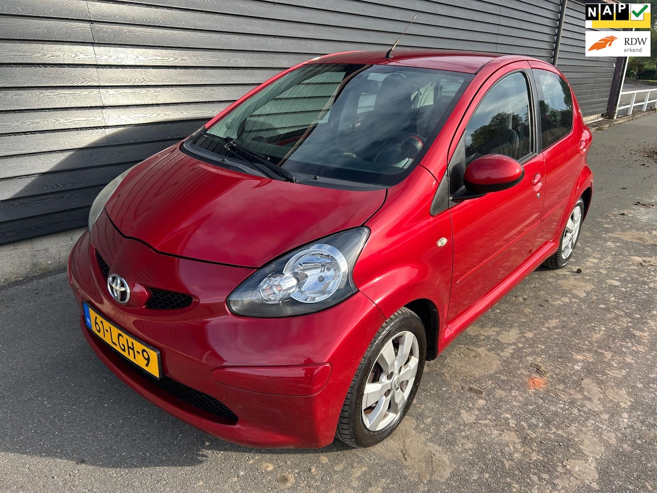 Toyota Aygo - 1.0-12V Aspiration Red Half Leder APK t/m 6-5-26 - AutoWereld.nl