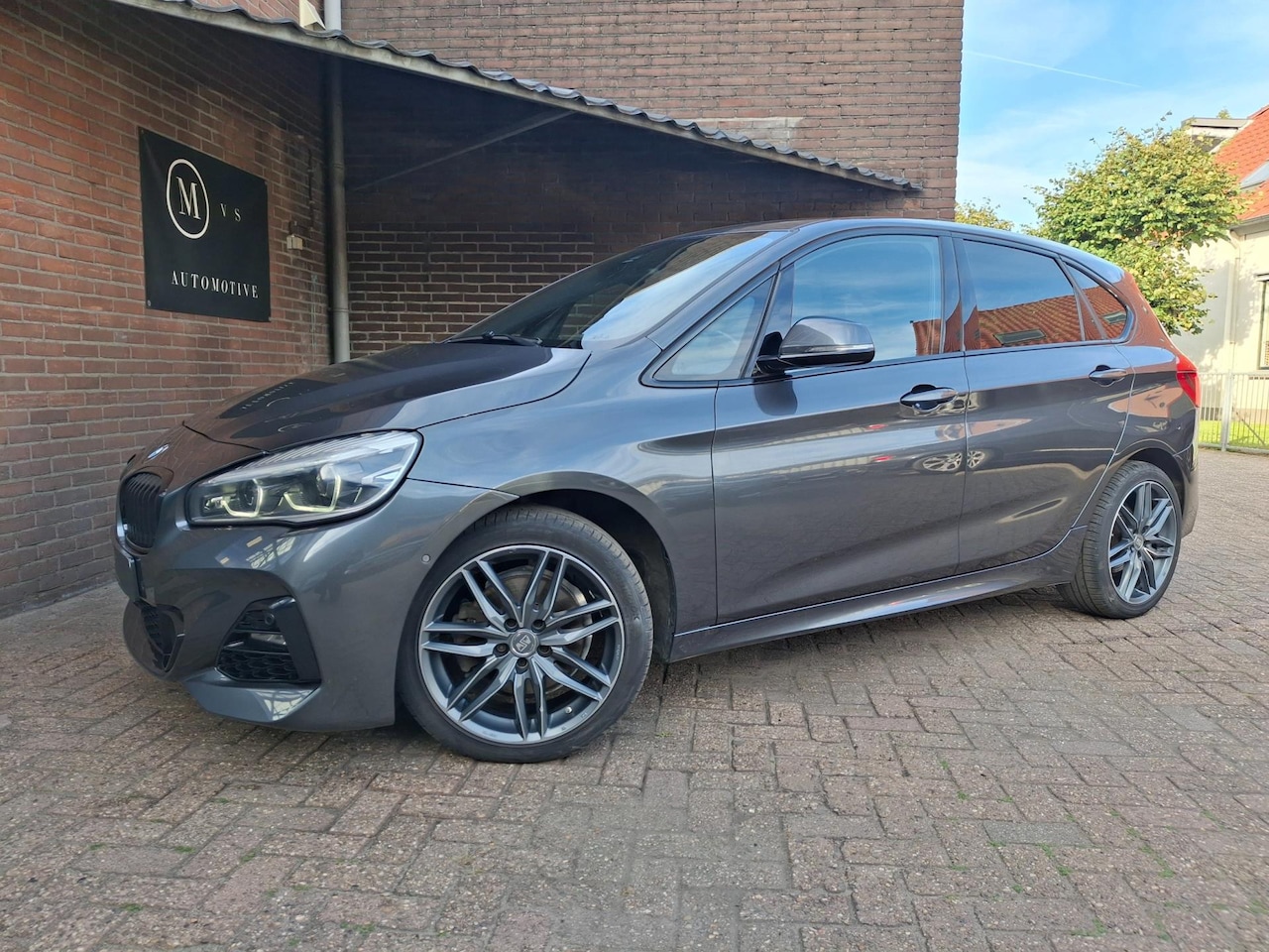 BMW 2-serie Active Tourer - 220i High Executive M-Sport / Shadow Line / Harman & Kardon / Navigatie / Led Verlichting - AutoWereld.nl